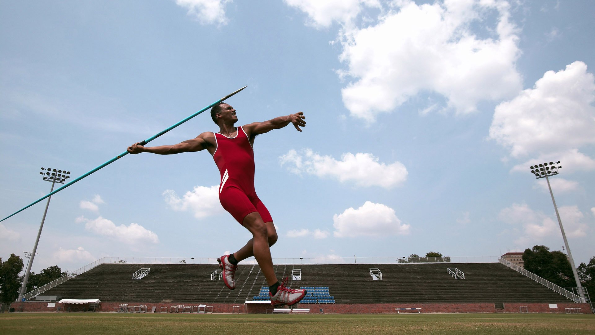 前场三人压迫打出“倒金字塔”结构